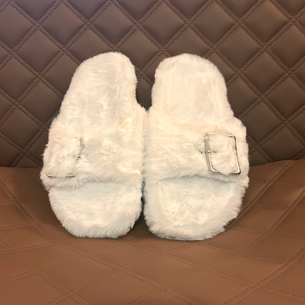 Women’s fluffy house shoe slippers